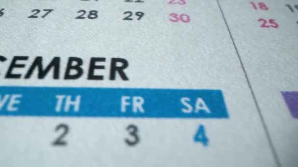 Kalender mit Terminen im Juli, Oktober, November und Dezember in Makro. Aus nächster Nähe. Neujahrsferien. — Stockvideo