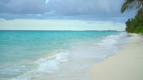 Tropický ostrov. Pláž vyplavená Pacifickým oceánem. Krajina výhled na moře a písek v letním slunci. Plážový prostor pozadí. — Stock video
