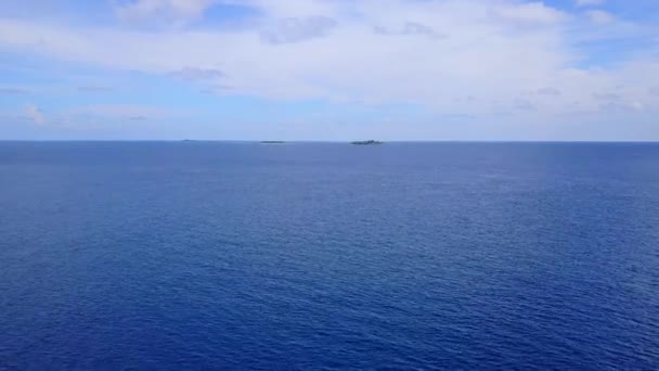 Isla tropical en el océano Índico. Disparo aéreo con drones. Muchos resorts de maldivas en el marco — Vídeo de stock