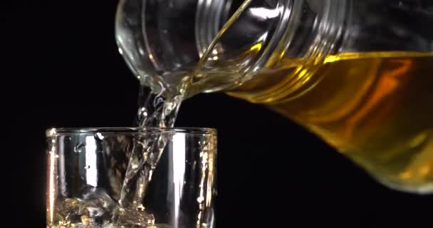 Giet verse appel jiuce in glas uit decanter. 4K — Stockvideo