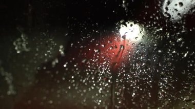 Cama damlıyor. Yağmurlu bir gün. Yağmur. Sonbahar zamanı. Bir bardak araba. Arka planda ışık. Bokeh