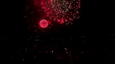 İnsansız hava aracından yeni yılınız kutlu olsun. Parlak ışıklar. Gece gökyüzünde bokeh ışıkları olan gerçek altın sarısı havai fişeklerin soyut bulanıklığı. Parlak havai fişek gösterisi. Yeni yıl arifesi havai fişek kutlaması