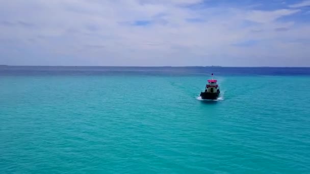 Zdjęcia lotnicze ultra dużego kontenerowca na morzu, widok z góry na dół. Łódź w oceanie zamyka strzał z drona. Ocean Indyjski. Blisko wyspy Malediwy — Wideo stockowe
