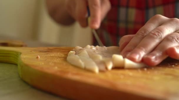 Beyaz kız güvertede bıçakla olgun mantar dilimleri kesiyor. Sağlıklı gıda konsepti, mevsim meyvesi, yaz partisi, atıştırmalıklar. Mutfak konseptinde aşçı. — Stok video