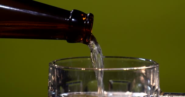 Cold Craft light Μπύρα σε ποτήρι με σταγόνες νερού. Χυνόμενη μπύρα. Μια γουλιά μπύρα. Ένα μπουκάλι μπύρα στο Γκλας. Διαφημιστής. Διαφημιστικό πλάνο. 4K — Αρχείο Βίντεο