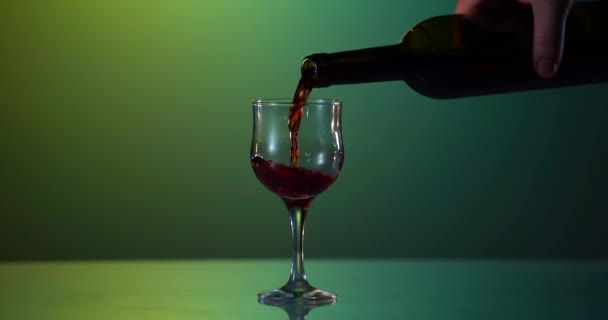 Nalít víno z láhve do sklenice na pozadí bílé cihlové zdi. Detailní záběr červeného vína ve sklenici. Reklama. Inzertní snímek — Stock video