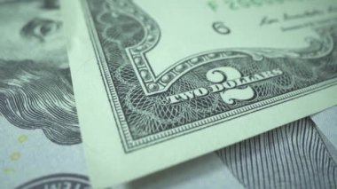 İki dolarlık banknot. Büyüteçle 2 dolar. Detaylı Macro çekimi. Amerikan ekonomisi ve üreticisi