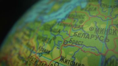 Belarus haritasında ülke başkenti broşu var. Komşu ülkelerle birlikte yeşil renkli Belarus Haritası. Küre konsepti. Avrupa 'nın makro çekimi.