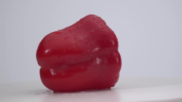 Appetizing fresh red bell paper Isolated on the white background, natural light, natural color. Amazing shot — Stockvideo