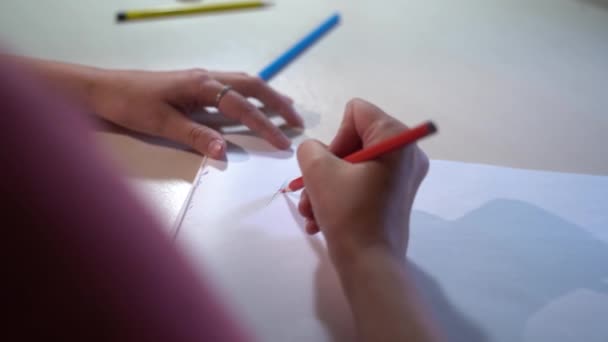 Młoda dziewczyna rysuje flagi ołówków. Sztuka — Wideo stockowe