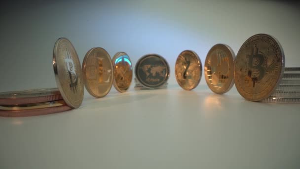 Moneta Bitcoin BTC e monete Ethereum ETH su superficie bianca. Molte monete d'oro cripto. Moneta digitale ciberspazio e criptovaluta. Concetto di mercato dei cambi e pagamento online. — Video Stock
