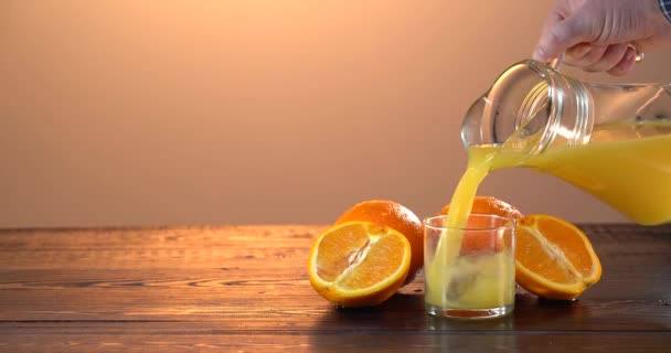 Χύνοντας φρέσκο χυμό πορτοκαλιού σε γυαλί. — Αρχείο Βίντεο