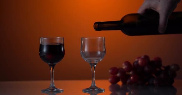 Κόκκινο κρασί χύνεται σε ποτήρι κρασιού. Η ιδέα του ραντεβού αγάπης. Ημέρα του Αγίου Βαλεντίνου. 14 Φεβρουαρίου διακοπές — Αρχείο Βίντεο