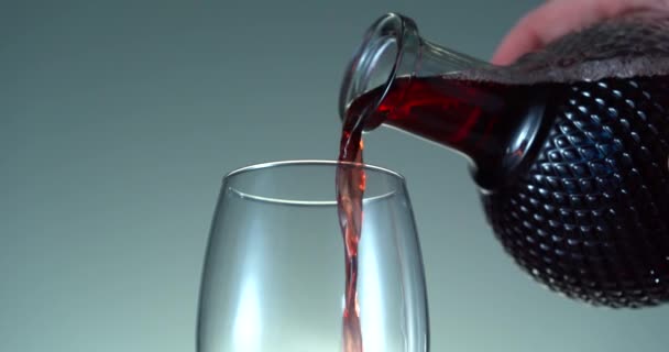 Красное вино кружится в хрустальном бокале. Концепция рекламы алкоголя. Рекламный снимок. 4K — стоковое видео