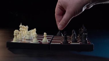 Satranç oyunu. Beyaz siyaha karşı. Uluslararası çatışma konsepti. Bu oyunu kim kazanacak? Amerika Rusya 'ya karşı. Modern dünyada politik strateji. Büyük askeri güçler konseptle savaşıyor..
