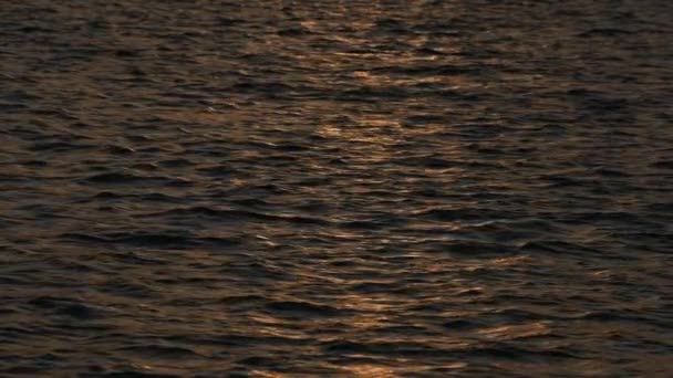 Sol refletindo sobre espumante mar azul, oceano ao pôr do sol, nascer do sol. Oceano Pacífico no crepúsculo. Movimento lento. 100 FPS 4K — Vídeo de Stock