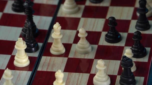 Schach. Holzbrett. Der weiße Bauer macht einen Schritt. Dann rückt der schwarze Bauer vor. Strategie im Gedankenspiel. Geschäftskonzept. Weiß gegen Schwarz. Spiel zur Entwicklung von Logik und Denken — Stockvideo