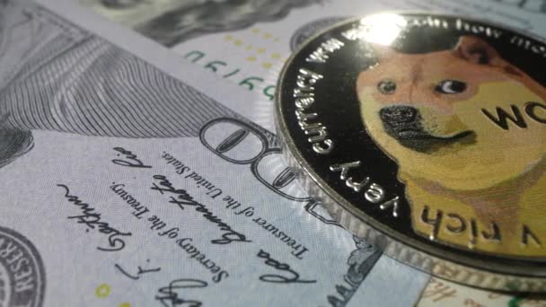 Super macro shot de Dogecoin Monnaie virtuelle commémorative. DOGE Coin Art Collection. Au ralenti. Chute lente et rebondir sur les dollars — Video