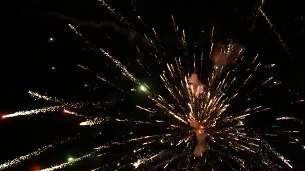 Lento movimiento de fuegos artificiales disparados en 4k. feliz año nuevo — Vídeo de stock