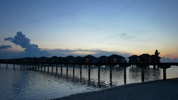 慢动作。海岛海滩日落-环城全景景观运动背景.马尔代夫 — 图库视频影像