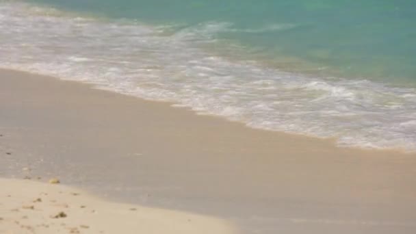 Vista tenuta in mano delle onde blu oceano si rompono su una spiaggia. Onde marine e bella spiaggia di sabbia tiro drone vista aerea. onde che si schiantano contro una spiaggia di sabbia vuota dall'alto. — Video Stock