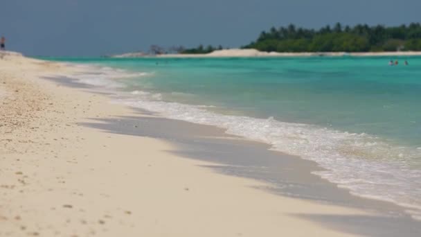 Vista frontale sull'oceano delle onde si rompe sulla spiaggia tropicale di sabbia bianca - Barbados, Caraibi. 4k — Video Stock