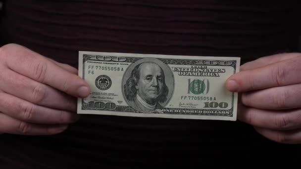 Ο Μάκρο έριξε 100 δολάρια στο χέρι του ανθρώπου. Μηχανή μέτρησης χρημάτων με χαρτονομίσματα των 100 δολαρίων, εθνικό νόμισμα των ΗΠΑ σε χαρτί. Τράπεζα αυτόματος εξοπλισμός για υπολογισμό χαρτί νόμισμα, έννοια της χρηματοδότησης — Αρχείο Βίντεο