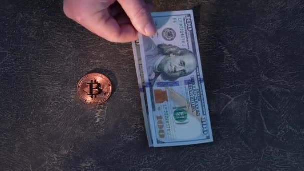 Mettere un mucchio d'oro Bitcoin su uno sfondo di dollari.Close-up bitcoin. Scambio bitcoin per contanti a un dollaro. Valuta cripto. 4k — Video Stock