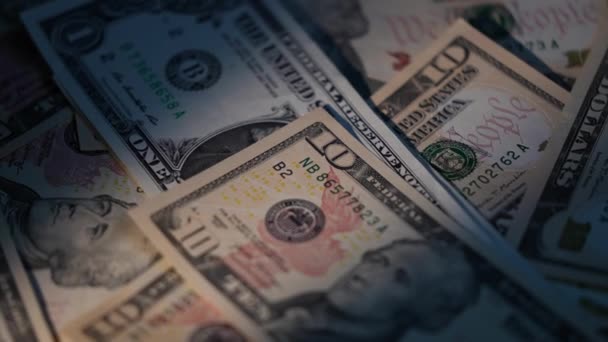 Macro shot of American 10 dollars paper money pile on office desk. Concept de finance et de paiement monétaire. — Video