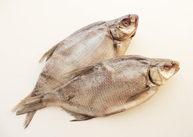 iki kurutulmuş balık