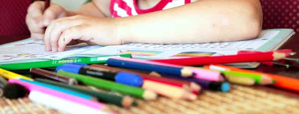 Çocuk elleri ve kalem kümesi
