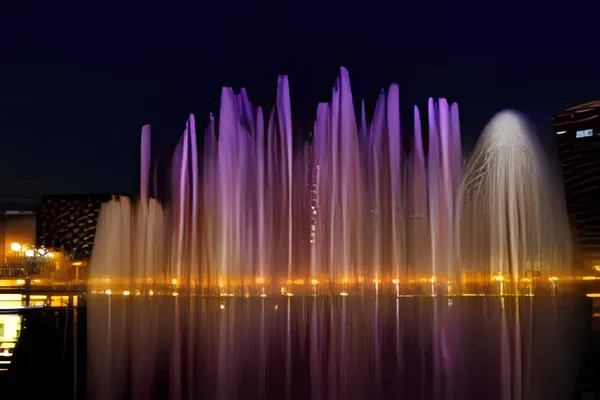 Fuente Multicolor Sobre Fondo Nocturno — Foto de Stock