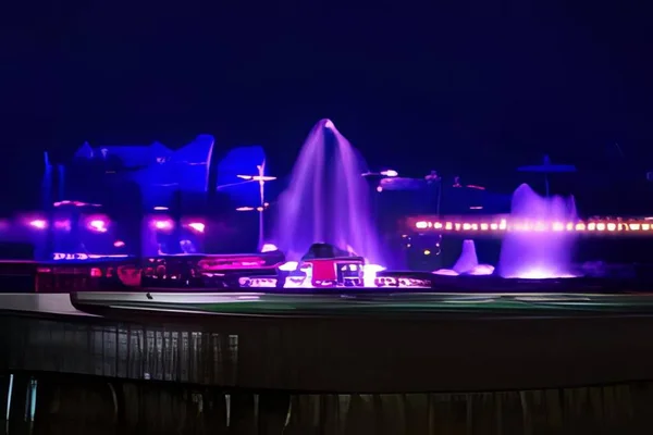 Şehirde gece vakti pembe çeşme