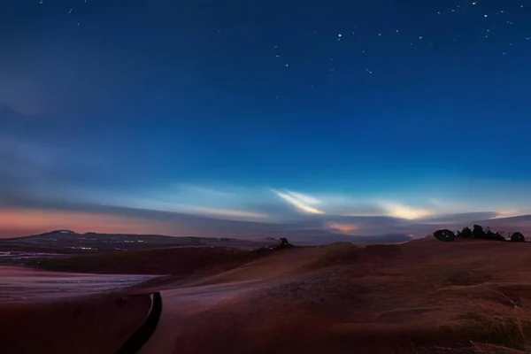 akşam gökyüzünde dağlarda