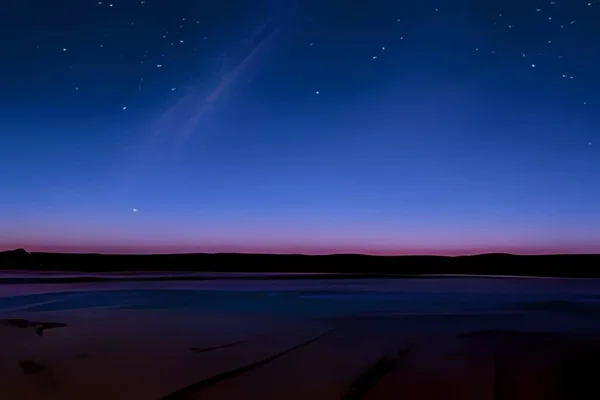 Akşam gökyüzü deniz kenarında