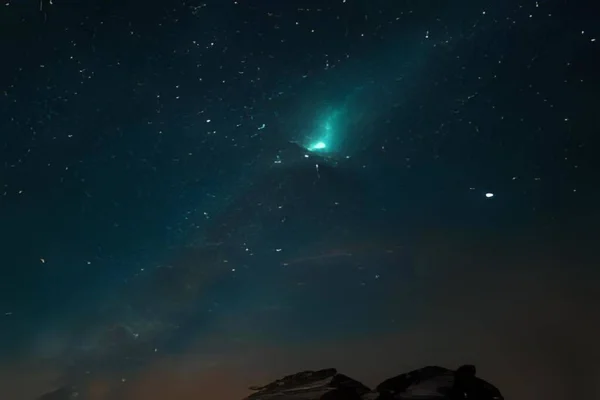 Yıldızlı gökyüzü ve Antarktika 'daki Aurora Borealis