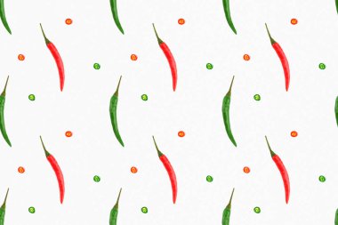 Dikey olarak kırmızı ve yeşil biberli kusursuz baharat deseni, beyaz arka planda kesilmiş kırmızı biber dilimleri. Sağlıklı yeme kavramı