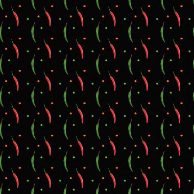Dikey olarak kırmızı ve yeşil biberli kusursuz baharat deseni, siyah arka planda kesilmiş kırmızı biber dilimleri. Görünüm oranı 1: 1. Sağlıklı yeme kavramı