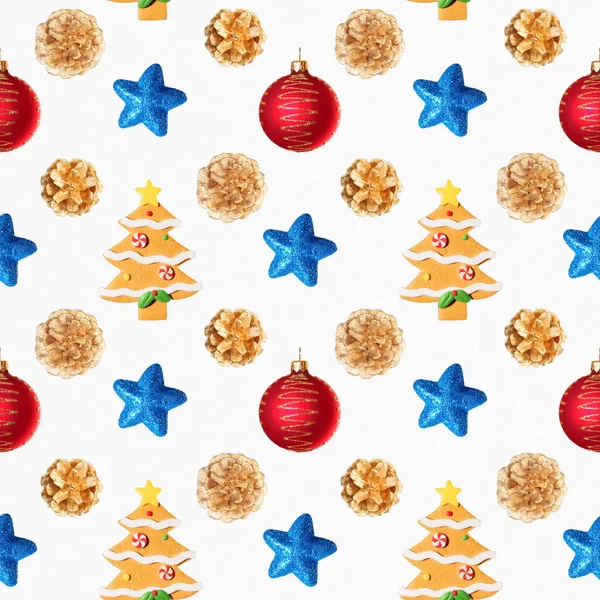 クッキー 赤いボール 青い星 白い背景に黄金のコーンで作られたトウヒの木の形でクリスマスツリーのおもちゃからシームレスな新年のパターン アスペクト比1 クリスマスと新年のコンセプト — ストック写真