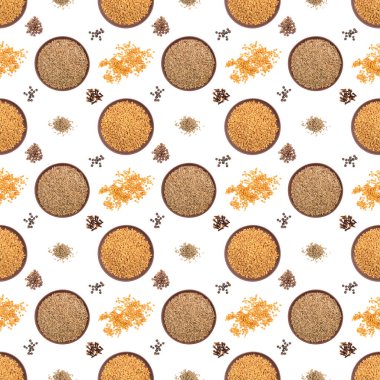 Çeçen otu, kimyon (jeera) kil tabaklar, karanfil yığınları, tüm baharatlar, karabiber, beyaz arka planda çemen otu. Görünüm oranı 1: 1. Lezzetli yemek konsepti