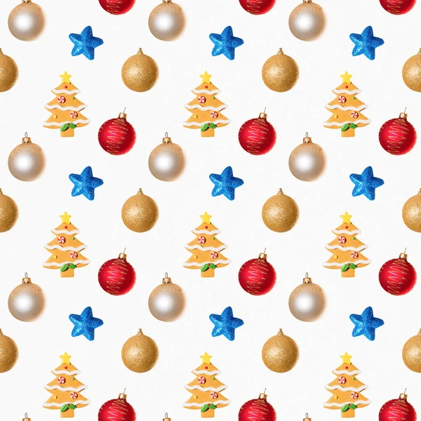 クッキー 金色のボール 白の背景に青い星を斜めにしたトウヒの木の形でクリスマスツリーのおもちゃからシームレスな新年のパターン アスペクト比1 クリスマスと新年のコンセプト — ストック写真