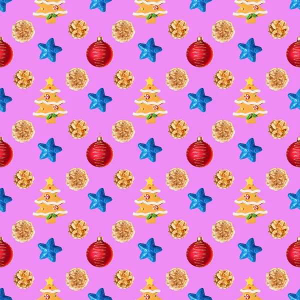 クッキー 赤いボール 青い星 ピンクの背景に黄金のコーンで作られたトウヒの木の形でクリスマスツリーのおもちゃからシームレスな新年のパターン斜めに アスペクト比1 クリスマスと新年のコンセプト — ストック写真