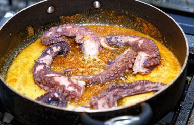 Tavada kızarmış yumurta.