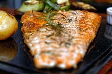 Limon ve biberiyeli ızgara somon bifteği.