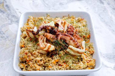 Tavuklu ve sebzeli kızarmış pilav.