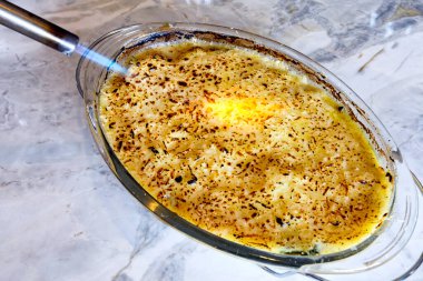 Yumurta ve peynirli ev yapımı kremalı sos.