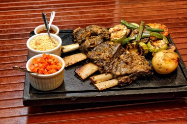 Tabakta ızgara biftek ve sebze.