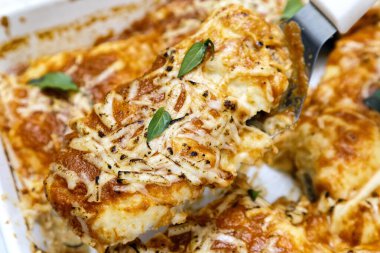 Ispanaklı ve peynirli ev yapımı lazanya.