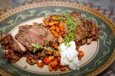 Sebzeli biftek ve sos.