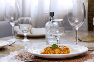 Tavuk ve şarapla nefis bir yemek.